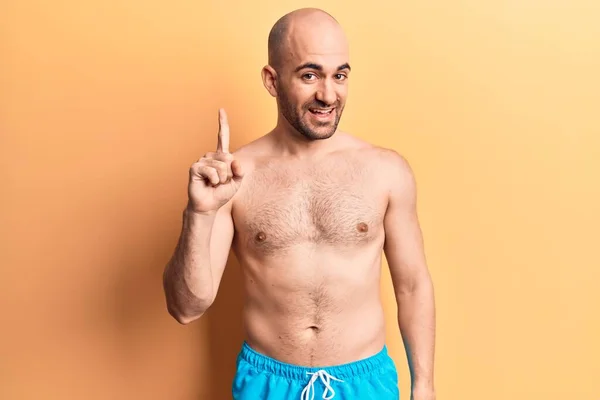 Junger Gutaussehender Glatzköpfiger Mann Badebekleidung Der Mit Einer Idee Oder — Stockfoto