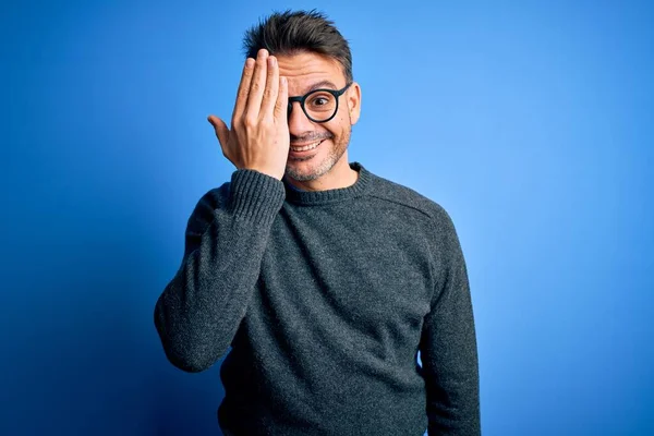 Jovem Homem Bonito Vestindo Camisola Casual Óculos Sobre Fundo Azul — Fotografia de Stock