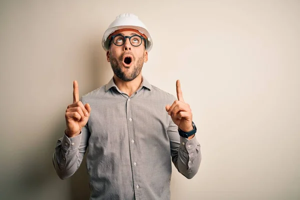 Jovem Arquiteto Homem Vestindo Construtor Capacete Segurança Sobre Fundo Isolado — Fotografia de Stock