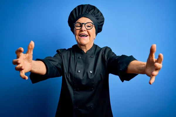 Senior Hermosa Mujer Chef Pelo Gris Con Uniforme Cocina Sombrero — Foto de Stock