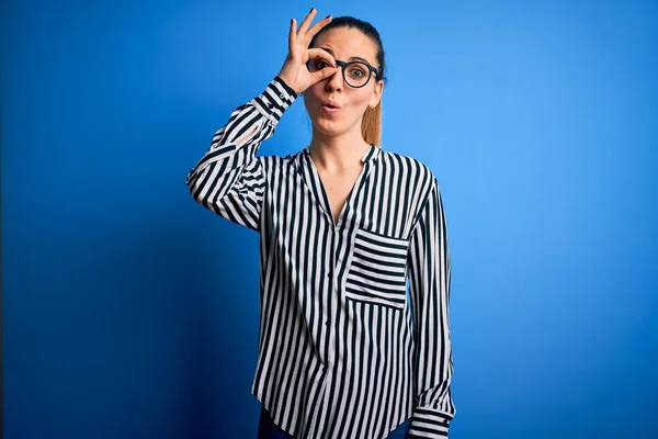 Hermosa Mujer Rubia Con Ojos Azules Con Camisa Rayas Gafas — Foto de Stock