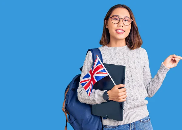 Nuori Kaunis Kiinalainen Tyttö Yllään Opiskelija Reppu Tilalla Sideaine Lippu — kuvapankkivalokuva