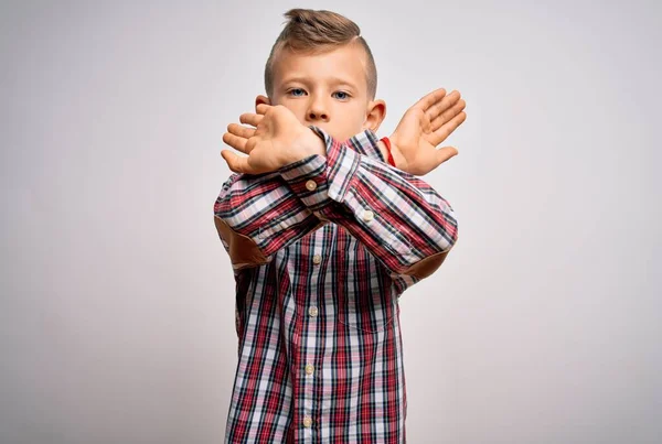 코카서스 아이가 곳에서 서우아 셔츠를 모습은 손바닥을 교차하는 부정적 — 스톡 사진