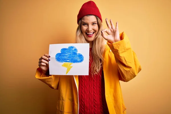 Jovem Mulher Loira Bonita Vestindo Capa Chuva Segurando Banner Com — Fotografia de Stock