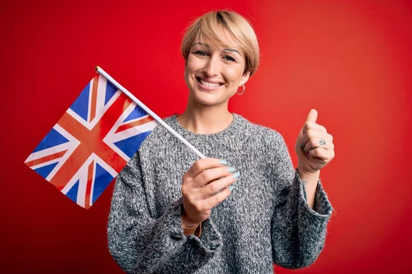 Nuori Blondi Nainen Lyhyet Hiukset Tilalla Usa Lippu Heinäkuu Itsenäisyyspäivänä — kuvapankkivalokuva