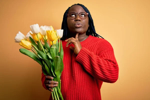 Jeune Afro Américaine Femme Taille Avec Des Tresses Tenant Bouquet — Photo