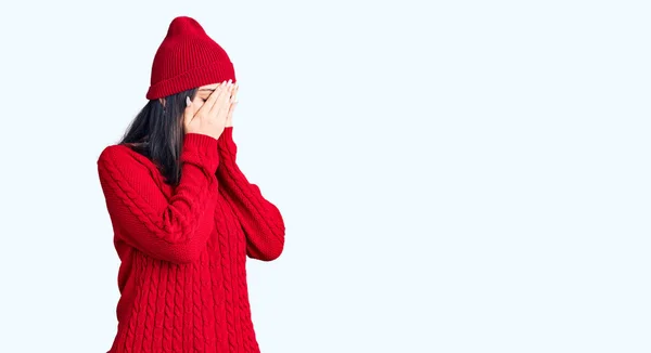 Joven Hermosa Chica Con Suéter Gorra Lana Con Expresión Triste — Foto de Stock