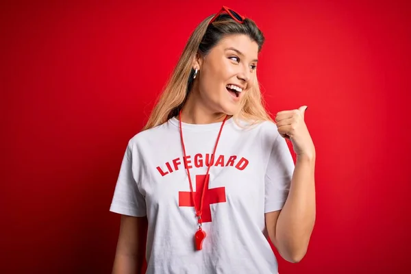 Joven Hermosa Mujer Salvavidas Rubia Con Camiseta Con Cruz Roja —  Fotos de Stock
