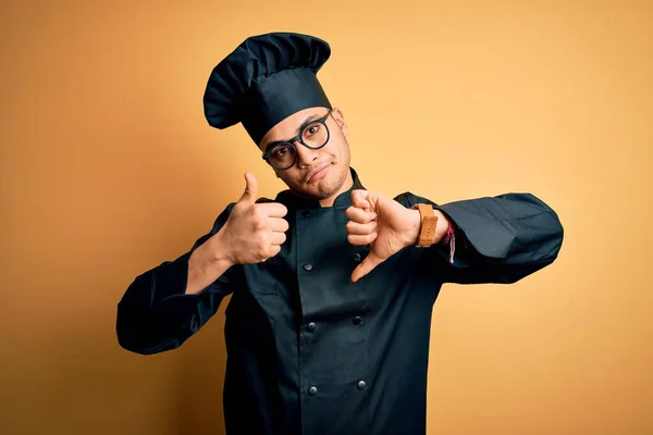 Jeune Chef Brésilien Homme Portant Uniforme Cuisinière Chapeau Sur Fond — Photo