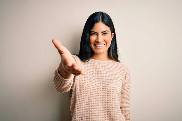 Junge Schöne Hispanische Frau Trägt Eleganten Rosa Pullover Über Isoliertem — Stockfoto