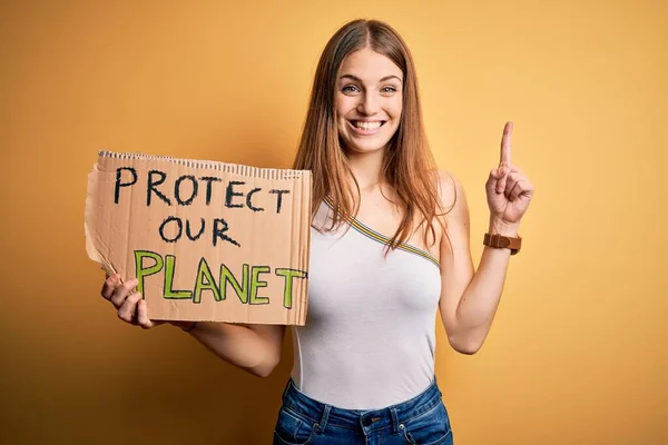 Jeune Femme Rousse Demandant Une Bannière Tenue Environnementale Avec Message — Photo