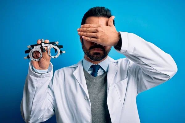 Joven Hombre Óptico Guapo Con Barba Sosteniendo Gafas Optometría Sobre — Foto de Stock