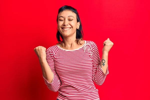 Mujer Joven Vistiendo Ropa Casual Muy Feliz Emocionada Haciendo Gesto —  Fotos de Stock