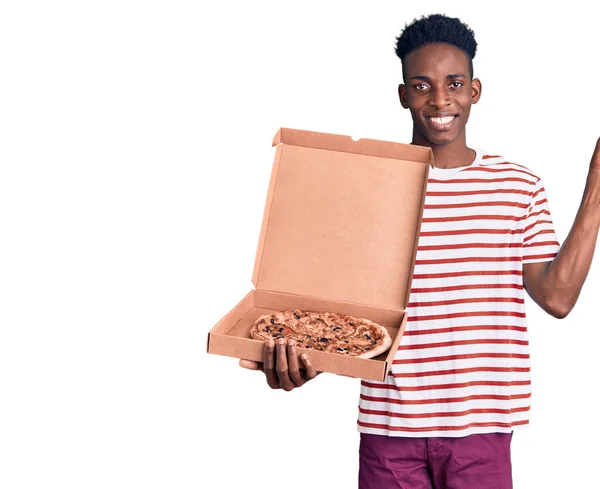 Jovem Afro Americano Segurando Entrega Caixa Pizza Sorrindo Feliz Apontando — Fotografia de Stock