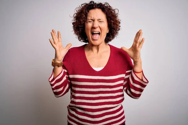 Schöne Frau Mittleren Alters Mit Lockigem Haar Lässig Gestreiftem Pullover — Stockfoto