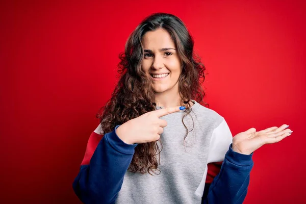 Jonge Mooie Vrouw Met Krullend Haar Dragen Casual Sweatshirt Geïsoleerde — Stockfoto