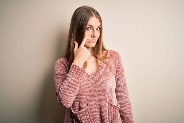 Jovem Mulher Ruiva Bonita Vestindo Suéter Casual Rosa Sobre Fundo — Fotografia de Stock