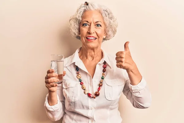 Ältere Grauhaarige Frau Trinkt Ein Glas Wasser Und Lächelt Glücklich — Stockfoto