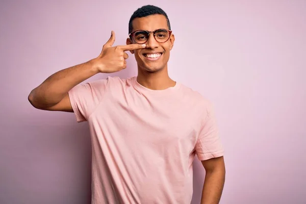 Hombre Afroamericano Guapo Con Camiseta Casual Gafas Sobre Fondo Rosa — Foto de Stock