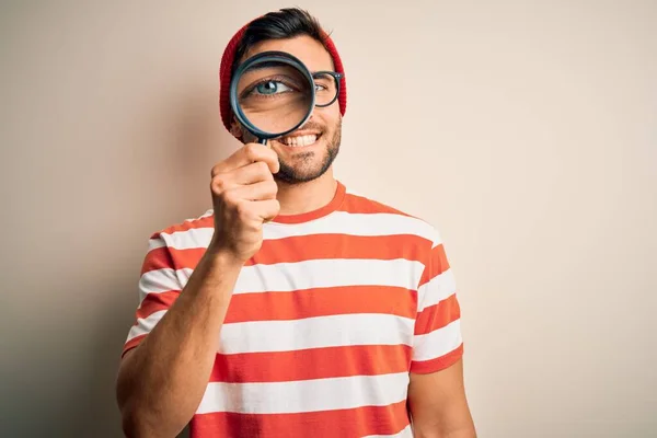 Ung Detektiv Man Tittar Genom Förstoringsglas Över Isolerad Bakgrund Med — Stockfoto