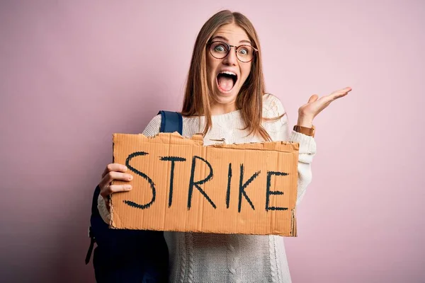 Jonge Mooie Roodharige Activist Vrouw Met Spandoek Met Staking Boodschap — Stockfoto