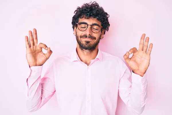 Schöner Junger Mann Mit Lockigem Haar Und Bär Der Businesshemd — Stockfoto