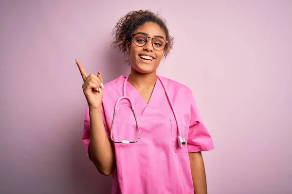 Afroamerikanische Krankenschwester Uniform Und Stethoskop Auf Rosa Hintergrund Mit Einem — Stockfoto