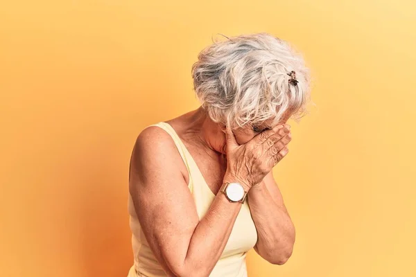Eine Ältere Grauhaarige Frau Lässiger Kleidung Mit Traurigem Gesichtsausdruck Bedeckt — Stockfoto