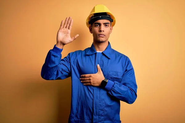 Νεαρός Όμορφος Αφροαμερικάνος Εργάτης Μπλε Στολή Και Κράνος Ορκίζεται Χέρι — Φωτογραφία Αρχείου