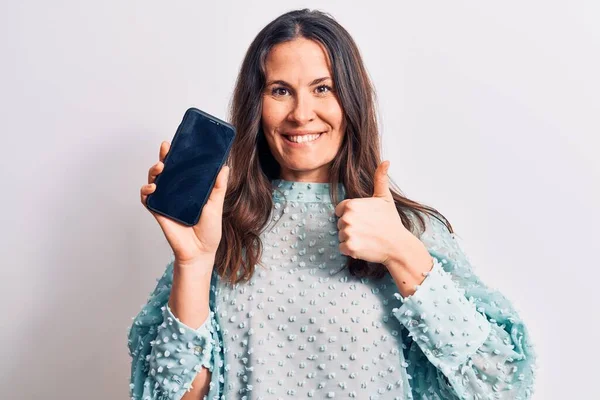 Jong Mooi Brunette Vrouw Holding Smartphone Tonen Scherm Witte Achtergrond — Stockfoto