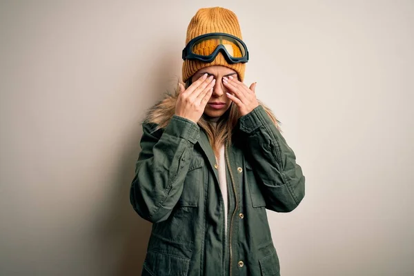 Mulher Jovem Esquiador Morena Vestindo Roupas Neve Óculos Esqui Sobre — Fotografia de Stock