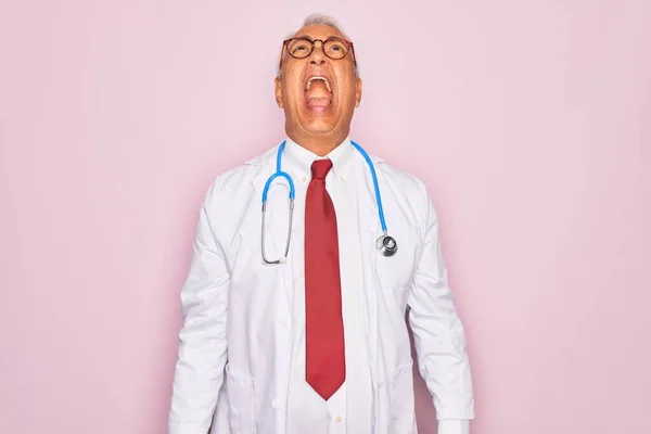 Steteskop Takan Orta Yaşlı Kır Saçlı Bir Doktor Kızgın Öfkeli — Stok fotoğraf