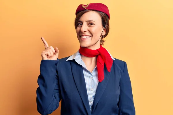 Jeune Belle Femme Portant Uniforme Hôtesse Air Avec Grand Sourire — Photo