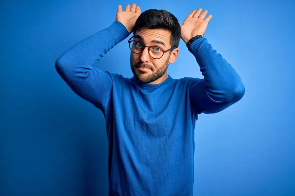 Junger Gutaussehender Mann Mit Bart Lässigem Pullover Und Brille Vor — Stockfoto