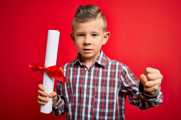 Giovane Bambino Studente Caucasico Possesso Laurea Sfondo Rosso Isolato Infastidito — Foto Stock