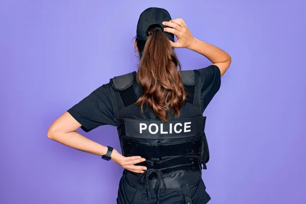 Joven Mujer Policía Con Uniforme Chaleco Antibalas Seguridad Sobre Fondo —  Fotos de Stock