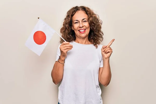 Μέση Ηλικία Όμορφη Τουριστική Γυναίκα Κρατώντας Ιαπωνική Σημαία Πάνω Από — Φωτογραφία Αρχείου