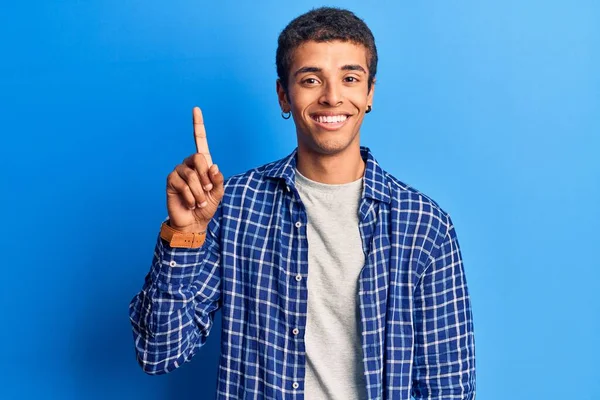若いアフリカ系アメリカ人の男性は アイデアや質問を指で幸せな顔を指して笑顔でカジュアルな服を着て ナンバーワン — ストック写真
