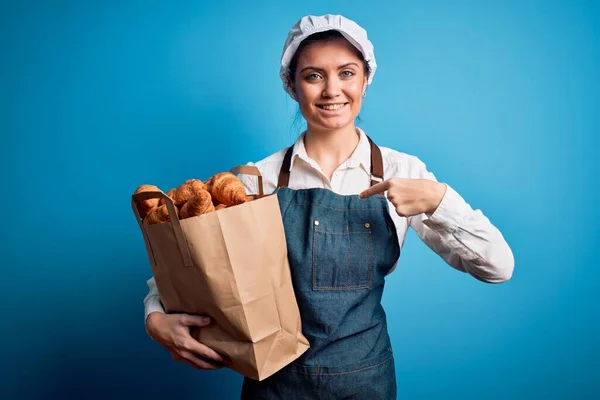 Junge Schöne Bäckerin Mit Blauen Augen Trägt Schürze Hält Papiertüte — Stockfoto