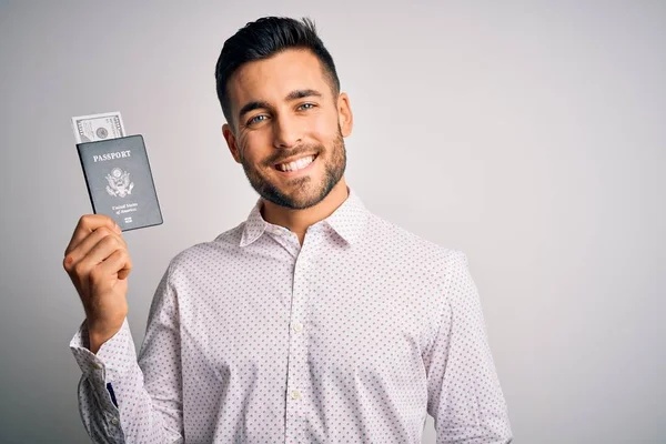 Jovem Turista Bonito Segurando Identidade Passaporte Dos Estados Unidos Com — Fotografia de Stock