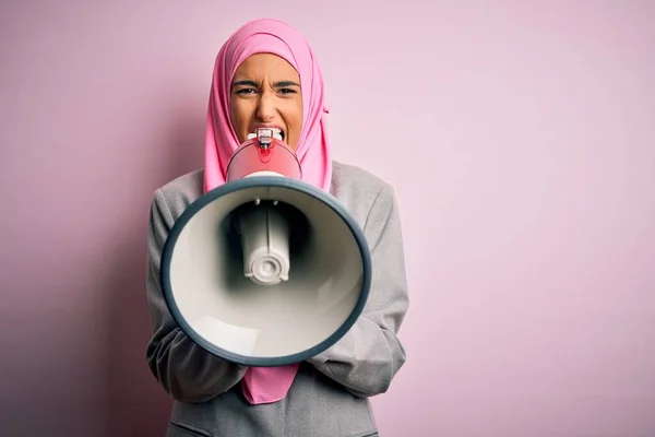 Geschäftsfrau Hijab Schreit Wütend Aus Protest Durch Megafon Aufgeregt Schreien — Stockfoto