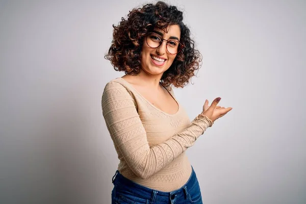 Jeune Belle Femme Arabe Bouclée Portant Shirt Décontracté Des Lunettes — Photo