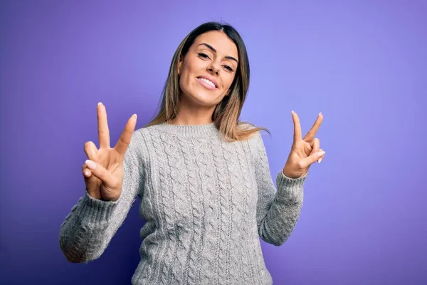 Giovane Bella Donna Indossa Maglione Casual Piedi Sopra Isolato Sfondo — Foto Stock