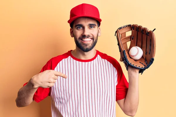 Junger Gutaussehender Mann Mit Bart Spielt Baseball Mit Ball Und — Stockfoto