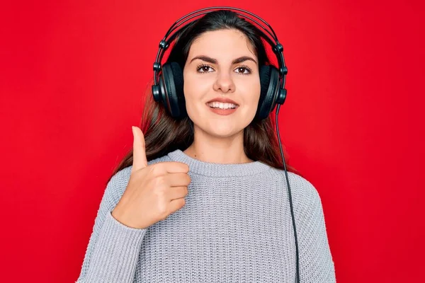 Junge Schöne Mädchen Mit Modernen Kopfhörern Die Musik Über Rotem — Stockfoto