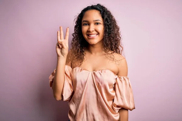 Mulher Bonita Nova Com Cabelo Encaracolado Vestindo Shirt Casual Sobre — Fotografia de Stock