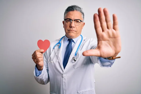 Hombre Guapo Médico Pelo Gris Mediana Edad Sosteniendo Corazón Papel — Foto de Stock