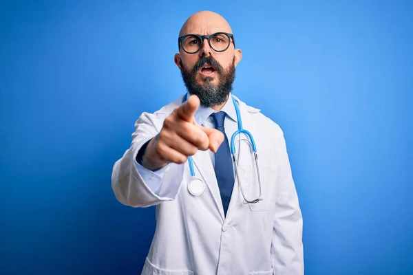 Bonito Homem Médico Careca Com Barba Vestindo Óculos Estetoscópio Sobre — Fotografia de Stock