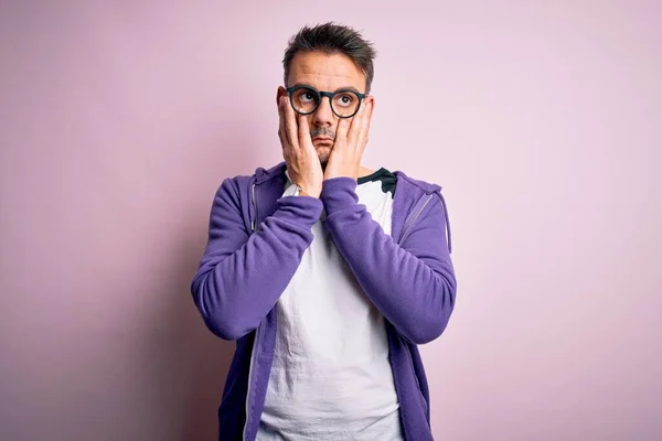 Jonge Knappe Man Draagt Paarse Sweatshirt Bril Staan Roze Achtergrond — Stockfoto