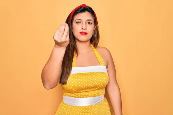 Jong Hispanic Pin Vrouw Dragen Mode Sexy Jaren Stijl Gele — Stockfoto